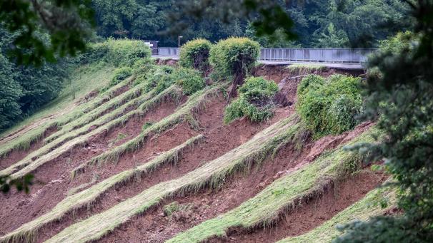 <p>Der Staudamm der Steinbachtalsperre in Euskirchen drohte aufgrund der Wasserfluten durch das Tief „Bernd“ zu brechen.</p>