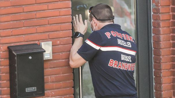 <p>Ein Mitglied der Feuerwehr überprüft in Lüttich, ob sich in einem Haus Menschen befinden.</p>