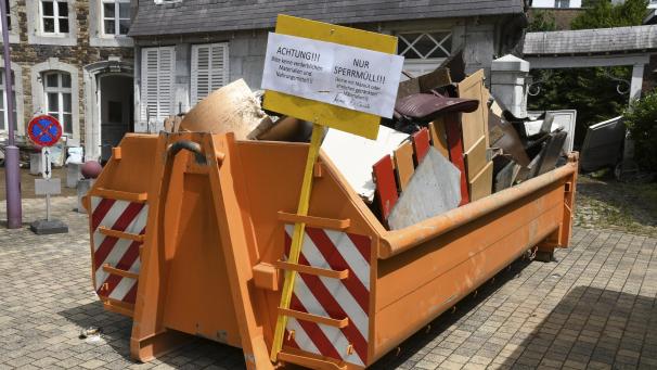 <p>In den vergangenen Tagen gingen die Aufräumarbeiten in der Eupener Unterstadt zügig voran. Dieses Bild entstand am Samstag.</p>