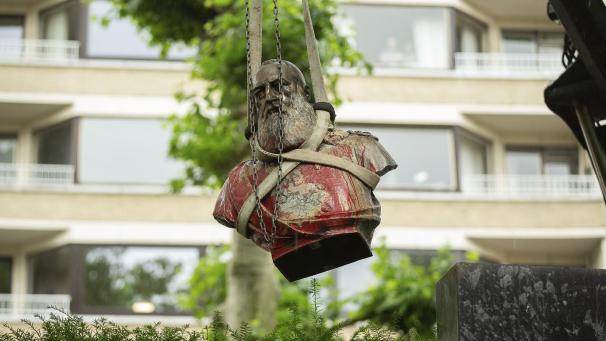<p>Der Umgang mit der belgischen Kolonialvergangenheit unter König Leopold II. sorgt immer wieder für Diskussionen. Auf diesem Bild wird eine Leopold-Statue in Gent Ende Juni 2020 abmontiert.</p>