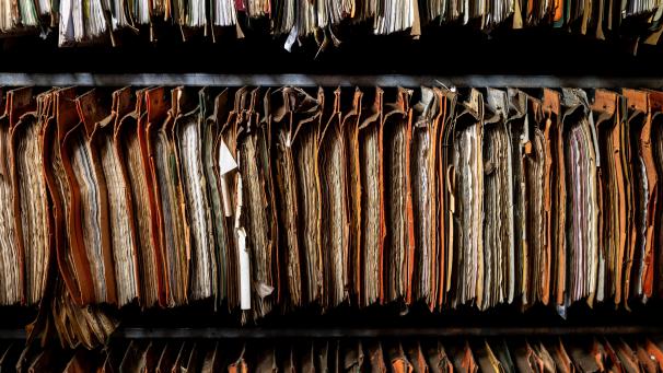 <p>Durchnässte Hängeregister hängen im Stadtarchiv von Stolberg.</p>