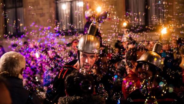 <p>Ron Jaluai wird zehntausende Seifenblasen in den Himmel pusten.</p>