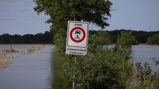 <p>In der Gemeinde Roerdalen sind Straßen und Wiesen überschwemmt, wie das Bild von Sonntag zeigt. Im niederländischen Grenzgebiet ist es zu Überschwemmungen durch die Rur gekommen.</p>