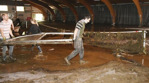 <p>Die Tennishallen des KTC Eupen, die erst kürzlich mit einem neuen Bodenbelag ausgestattet worden waren, wurden schwer in Mitleidenschaft gezogen.</p>