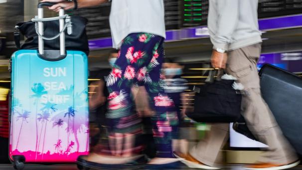 <p>In Flughäfen und an Bahnhöfen sollen Reiserückkehrer in den kommenden Wochen stärker kontrolliert werden.</p>