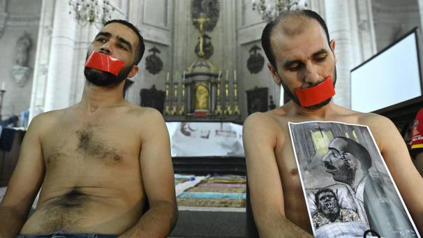 <p>Hungerstreikende Papierlose in der Beginenhofkirche klebten sich den Mund zu.</p>