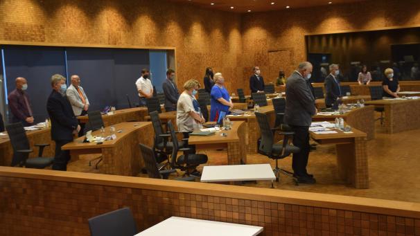 <p>Im Parlament der DG gab es am Montagnachmittag eine Schweigeminute nach dem Hochwasser in der vergangenen Woche.</p>