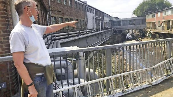 <p>Generalsekretär Hermann-Joseph Bernrath bei einer Ortsbegehung am Montag. Die Geschäftsführung des Unternehmens geht von Schäden im dreistelligen Millionenbereich aus, die die Unwetter in der vergangenen Woche verursacht haben.</p>