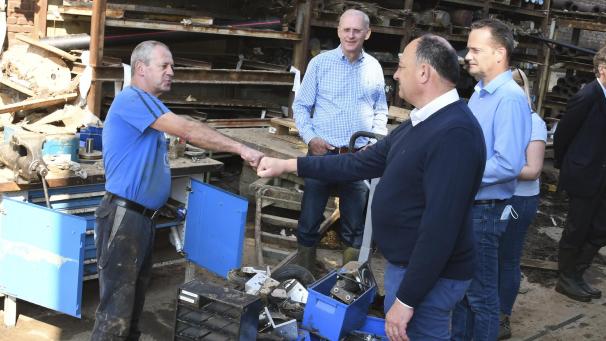 <p>Willy Borsus unterhielt sich im Kabelwerk auch mit Mitarbeitern, die mit den Aufräumarbeiten beschäftigt sind.</p>