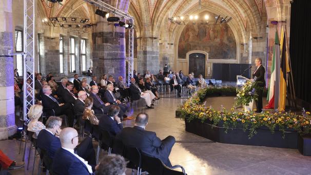 <p>Die Ausstellung „Dürer war hier. Eine Reise wird Legende“ wurde am Wochenende mit einem Festakt im Krönungssaal des Aachener Rathauses eröffnet. Oberbürgermeisterin Sibylle Keupen (r.) begrüßte die Gäste.</p>