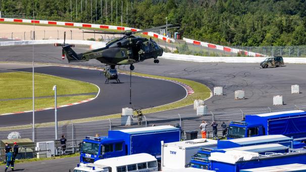 <p>Ein Helikopter NH90 der Bundeswehr nimmt am Nürburgring Hilfsgüter auf. Massive Regenfälle haben in Rheinland-Pfalz für verheerende Überschwemmungen gesorgt, Bundeswehr und Hilfsorganisationen sind mit zahlreichen Helferinnen und Helfern vor Ort.</p>