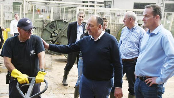 <p>Aufmunternde Wort fand Wirtschaftsminister Willy Borsus bei seinem Kabelwerkbesuch auch für diesen langjährigen Mitarbeiter, der mit Aufräumarbeiten beschäftigt war.</p>