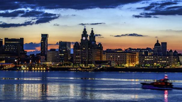 <p>Die blaue Stunde kurz bevor die Sonne hinter der Liverpooler Uferpromenade über dem Fluss Mersey aufgeht.</p>