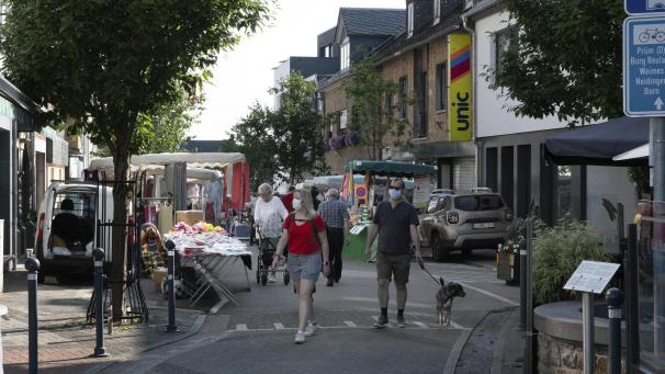 <p>Viele Besucher nutzten das schöne Sommerwetter zu einem Bummel über den Markt, der sich über das gesamte Zentrum erstreckte.</p>
