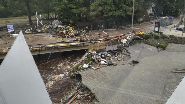 <p>Ein Blick auf den Außenbereich vor dem Quartum Center im Ortsteil Hütte, in dem auch das Arbeitamt untergebracht ist, offenbart das große Ausmaß der Zerstörung.</p>