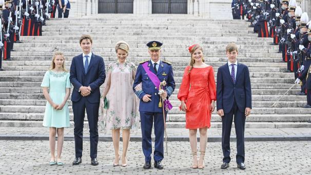 <p>Die königliche Familie mit Prinzessin Eleonore (von linnks), Prinz Gabriel, Königin Mathilde, König Philippe, Kronprinzessin Elisabeth und Prinz Emmanuel nach dem Te Deum in der Kathedrale St. Michael und St. Gudula anlässlich des Nationalfeiertages</p>