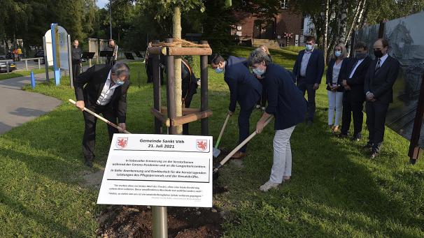 <p>An die „schrecklichen dunklen Wochen voller Leid, Schmerz, Verlust und Trennung, aber auch an die hellen Stunden der Aufopferung und Solidarität“ soll der Baum am Triangel künftig erinnern.</p>