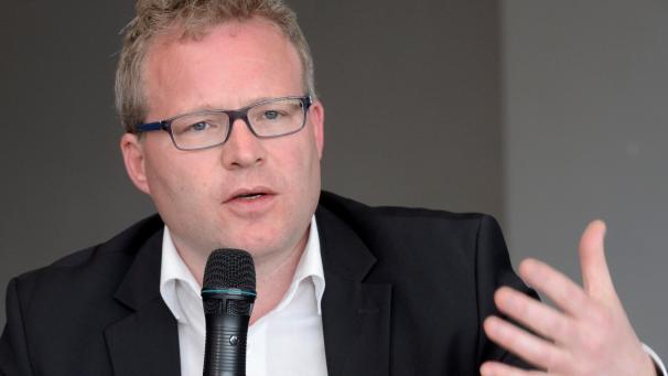 <p>Er trägt die politische Verantwortung für die kolossalen Fehleinschätzungen und die anschließenden Fehler im Wassermangement der Wesertalsperre und für deren Folgen: der wallonische Umweltminister Philippe Henry.</p>