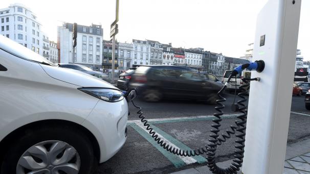 <p>Es gibt noch zu wenig Ladestationen für Elektroautos.</p>