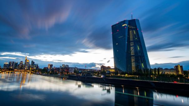 <p>Der Wind treibt kurz nach Sonnenuntergang dunkle Wolken über die abendliche Bankenskyline und die Europäische Zentralbank (EZB) in Frankfurt am Main.</p>