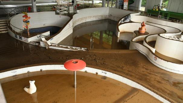 <p>Sieht aus, als sei es seit Jahren verlassen: das Eupener Wetzlarbad nach der verheerenden Flut.</p>