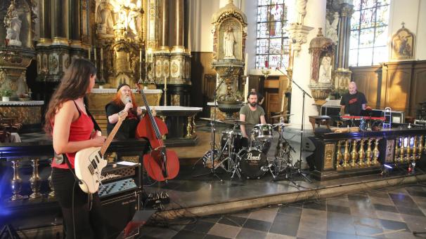 <p>Der Ausnahmebassist Peter Sonntag hatte Spitzenleute zusammengebracht, um passend zur sakralen Umgebung mit eher ruhigen bluesigen und coolen Stücken der Veranstaltung einen würdigen Abschluss zu geben.</p>