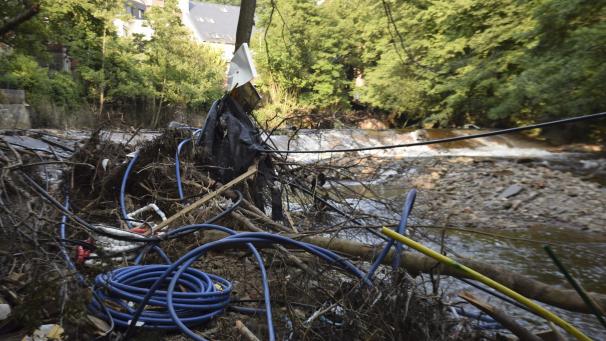 <p>Blick am Donnerstagabend auf die Weser entlang der Oestraße in der Eupener Unterstadt. Weiter unten sind die Zerstörungen schlimmer.</p>