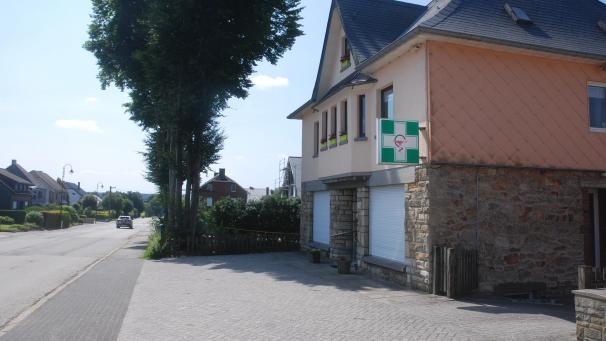 <p>Wegen Umstrukturierung geschlossen, allerdings nur vorübergehend: Nach dem Konkurs der Genossenschaft „Pharmaciens Unis“ will die Bütgenbacher Apotheke Callut genauso wie die Apotheken Heck (Büllingen) und Veithen (St.Vith) schon bald unter dem Dach einer neuen Gesellschaft wieder öffnen.</p>