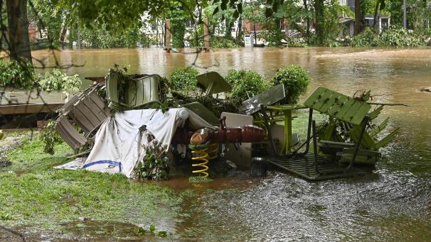 <p>Beim Kampf gegen Unrat in und an den Wasserläufen gibt es Fortschritte. Dieses Bild entstand unmittelbar nach der Katastrophe in der Eupener Unterstadt.</p>
