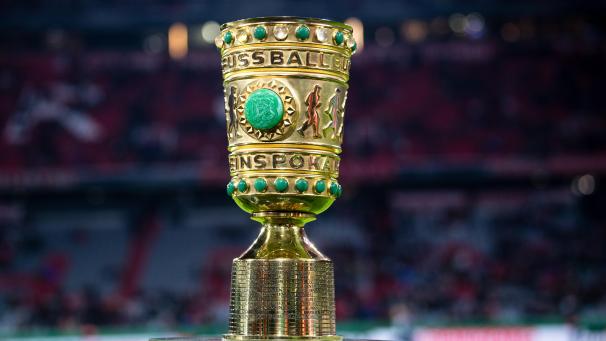 <p>Der DFB-Pokal steht vor Spielbeginn während eines Interviews am Spielfeldrand: Dank der vom Präsidium des DFB abgesegneten Vereinbarung können ARD und ZDF umfangreiche Höhepunkt-Sendungen zeigen. Auch die Clip-Verwertung im Internet gehört zu den erworbenen Rechten.</p>