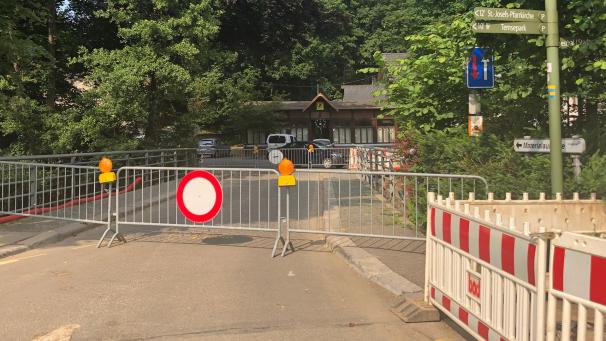 <p>Die Brücke, die die beiden Ortsteile Bellmerin und Langesthal verbindet, ist gesperrt.</p>