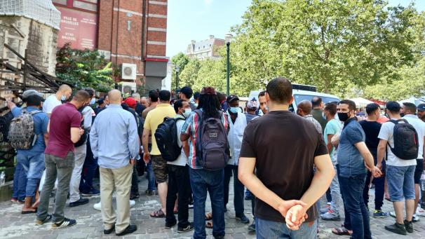 <p>Warteschlange von Papierlosen vor der „Neutralen Zone“ im Herzen Brüssels.</p>