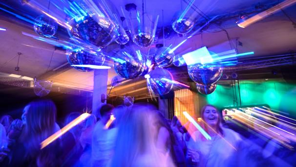 <p>Superspreading, eine übermäßige Virusverbreitung, kommt u.a. in Nachtklubs vor. Die sind in Belgien noch geschlossen.</p>