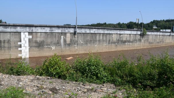 <p>Dass man die Kontrolle über die Wesertalsperre verlieren wurde, musste der Betreiber, die Wallonische Region, frühzeitig wissen. Die Bevölkerung davor rechtzeitig zu warnen, hat man unterlassen. Für dieses Versagen muss jemand die politische Verantwortung übernehmen.</p>