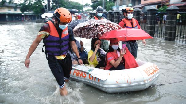 <p>Starkes Erdbeben in Manila: Im Monsunregen flüchteten die Menschen nach draußen. Es wurden bislang nur geringe Sachschäden gemeldet.</p>