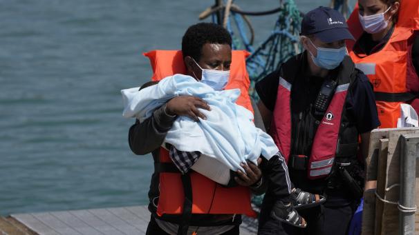 <p>Ein Migrant hält ein Kind im Arm, während er im Hafen von Dover ankommt, nachdem er im Kanal von britischen Grenzbeamten aufgegriffen wurde. Die Zahl der Migranten ohne Papiere, die Großbritannien in kleinen Booten erreichen, hat in diesem Jahr die Gesamtzahl für das gesamte Jahr 2020 übertroffen.</p>