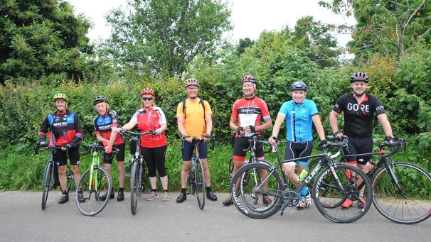 <p>Marcel Sieberath (zweiter von rechts) und seine Mitfahrer vor der 6. Runde.</p>