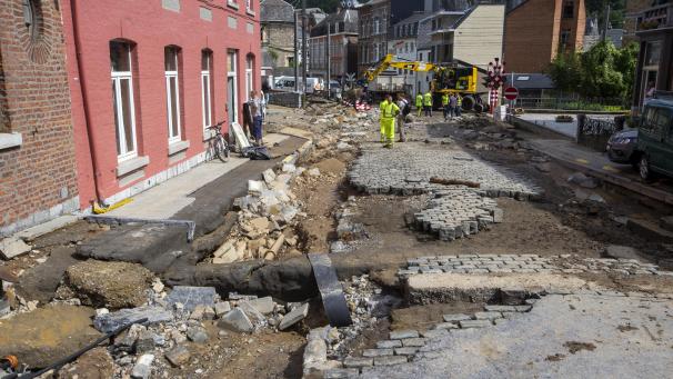 <p>In Dinant wurden die Fahrbahndecken mehrerer Straßen total zerstört.</p>