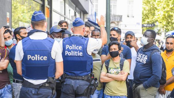 <p>Papierlose strömten in Massen zu der „Neutralen Zone“ in Brüssel. Die Polizei musste eingreifen. Ab heute werden nur noch diejenigen empfangen, die an dem 60-tägigen Hungerstreik teilgenommen hatten.</p>