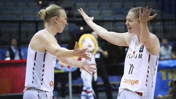 <p>Ann Wauters (links) und Emma Meesseman wollen wieder feiern.</p>