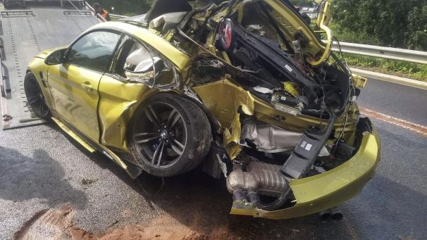 <p>Das Fahrzeug war von der Fahrbahn abgekommen und zunächst gegen die Leitplanke und dann gegen einen Mast geprallt. Beide Insassen wurden dabei verletzt</p>