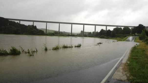 <p>Blick auf die A 60-Autobahnbrücke zwischen Prüm und St.Vith: Viele Straßen wurden überflutet.</p>