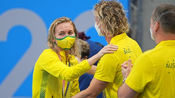 <p>Ariarne Titmus (l.) aus Australien freut sich über Gold bei der Siegerehrung mit Trainer Dean Boxall (Mitte) aus Australien.</p>
