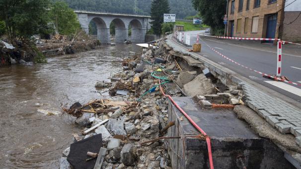 <p>Schutt und Trümmer liegen am Ufer der Weser in Pepinster.</p>