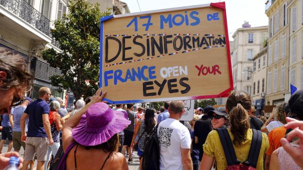 <p>Am Wochenende hatten nach Angaben des Innenministeriums landesweit (hier in Marseille) mehr als 160.000 Menschen gegen die Impfpflicht und die Ausweitung der Nachweispflicht demonstriert.</p>