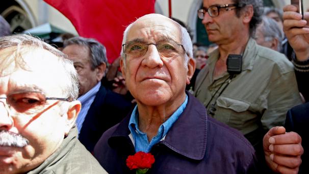 <p>Otelo Saraiva Carvalho (Mitte), Kopf der am 25. April 1974 aufständischen Militärgruppe, nimmt 2014 an der Gedenkfeier zum 40. Jahrestag der Nelkenrevolution auf dem Carmo-Platz teil.</p>
