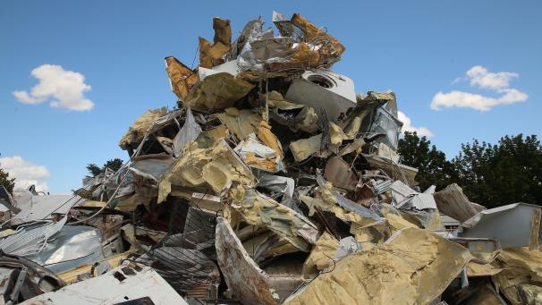 <p>Auf dem Charleviller Platz in Euskrichen türmt sich Elektromüll. Nach der Flutkatastrophe in der vergangenen Woche laufen in den betroffenen Regionen in Westdeutschland die Aufräumarbeiten.</p>