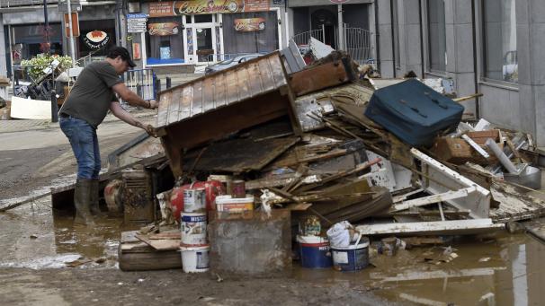 <p>Aufräumen am Montag: Das Hochwasser in Dinant richtete am Wochenende großen Schaden an, aber kein Vergleich mit der Katastrophe zehn Tage zuvor in der Provinz Lüttich.</p>