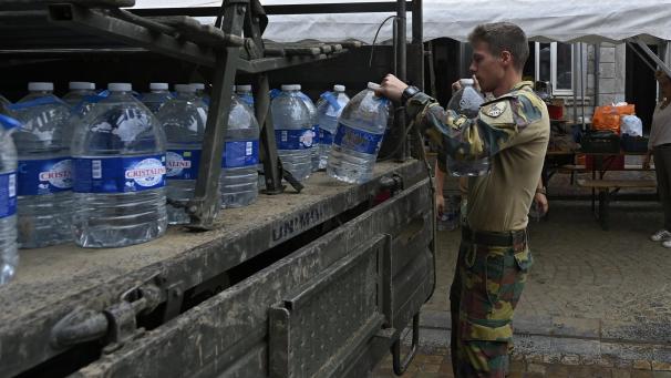 <p>Die belgische Armee verteilt Wasser nach den Überschwemmungen in Theux.</p>