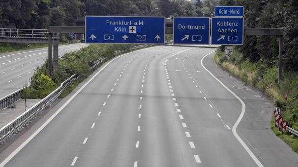 <p>Blick auf ein gesperrtes Autobahnteilstück nach der Vollsperrung des Autobahnkreuzes Leverkusen auf Grund einer Explosion im Leverkusener Chempark. Durch die Sperrung brach der Verkehr auf den Nebenstrassen zusammen.</p>